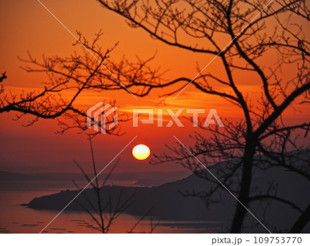 2023年12月万葉の岬から見る播磨灘の夕景 2023年12月万葉の岬から見る播磨灘の夕景 109753770