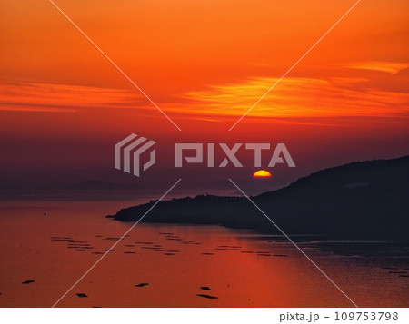 2023年12月万葉の岬から見る播磨灘の夕景 2023年12月万葉の岬から見る播磨灘の夕景 109753798