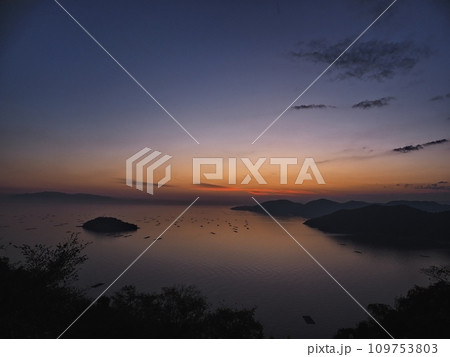 2023年12月万葉の岬から見る播磨灘の夕景 2023年12月万葉の岬から見る播磨灘の夕景 109753803