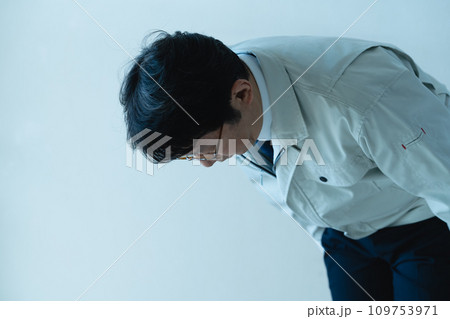 謝罪する作業着姿の男性 謝罪する作業着姿の男性 109753971
