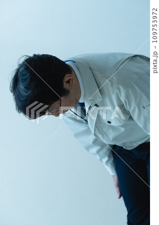 謝罪する作業着姿の男性 謝罪する作業着姿の男性 109753972