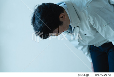 謝罪する作業着姿の男性 謝罪する作業着姿の男性 109753978