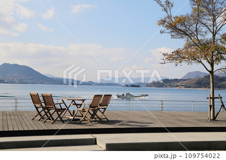 海を見下ろすベンチ 109754022
