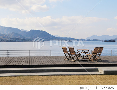 海を見下ろすベンチ 海を見下ろすベンチ 109754025