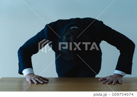 謝罪するスーツ姿の男性 109754074