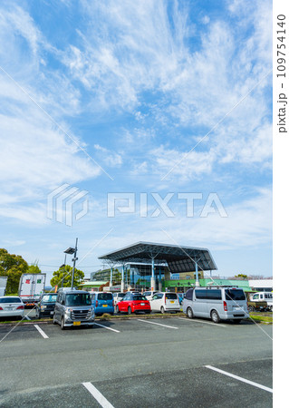 うららかな春空を背景に道の駅「水辺プラザかもと」 うららかな春空を背景に道の駅「水辺プラザかもと」 109754140