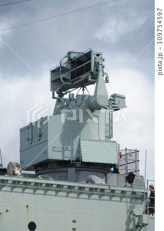 ロンドンのテムズ川に浮かぶ巡洋艦ベルファストに搭載された射撃管制用レーダー ロンドンのテムズ川に浮かぶ巡洋艦ベルファストに搭載された射撃管制用レーダー 109754597