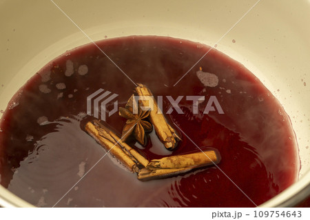 ホットワイン　赤ワイン ヴァンショ-　鍋　調理シーン 109754643