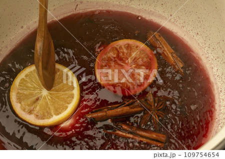 ホットワイン　赤ワイン ヴァンショ-　鍋　調理シーン 109754654