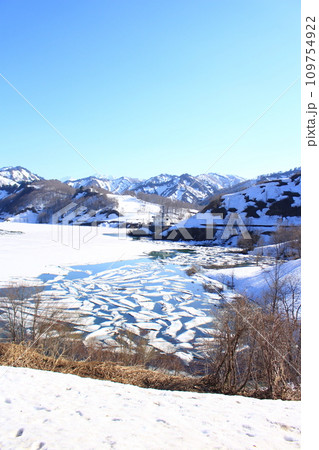 破間川ダム・雪流れ 109754922