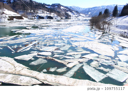 破間川ダム・雪流れ 破間川ダム・雪流れ 109755117