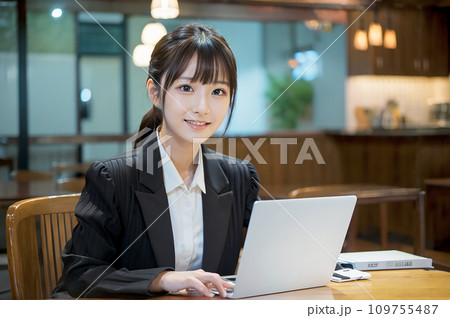 パソコンを使う新入社員　日本人女性「AI生成画像」 109755487