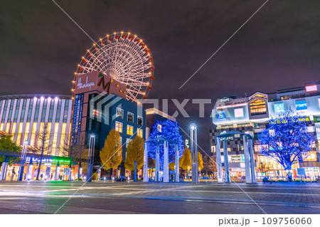 日本の横浜都市景観 12月。センター北駅前・イルミネーションに映えるモザイクモール港北などを望む 日本の横浜都市景観 12月。センター北駅前・イルミネーションに映えるモザイクモール港北などを望む 109756060