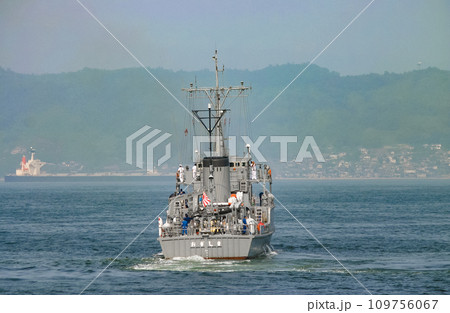出港する海上自衛隊の掃海艇 109756067