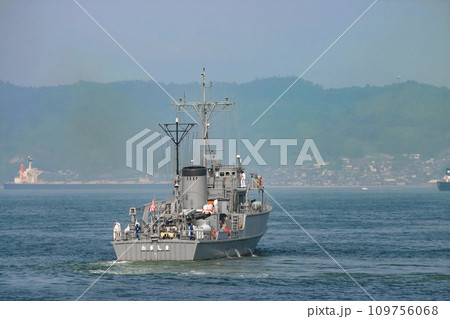 出港する海上自衛隊の掃海艇 109756068
