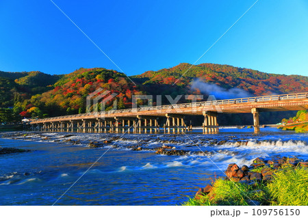 【京都府】快晴の嵐山 渡月橋の紅葉 109756150