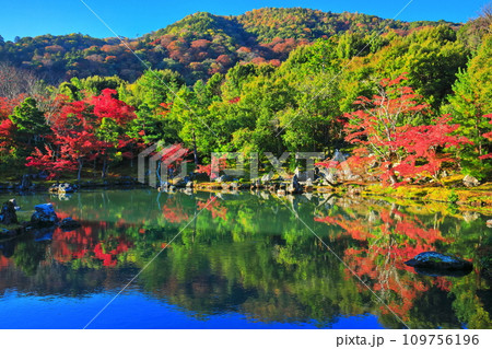 【京都府】シンメトリーな嵐山天龍寺の紅葉(曹源池庭園) 【京都府】シンメトリーな嵐山天龍寺の紅葉(曹源池庭園) 109756196