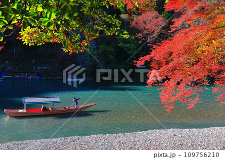 【京都府】晴天の紅葉の嵐山（桂川の嵐峡　保津峡） 109756210
