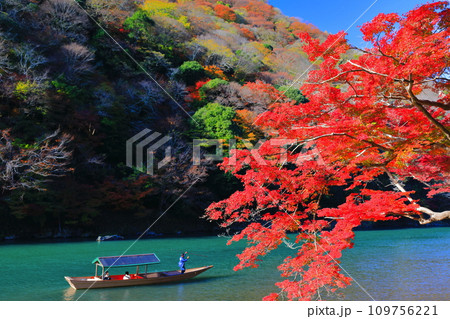【京都府】晴天の紅葉の嵐山（桂川の嵐峡　保津峡） 109756221