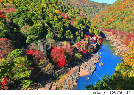 【京都府】晴天の紅葉の保津川下り(嵐山 桂川 嵐峡) 【京都府】晴天の紅葉の保津川下り(嵐山 桂川 嵐峡) 109756234