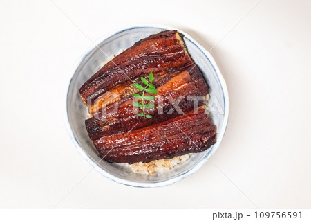 白背景のうな丼 109756591