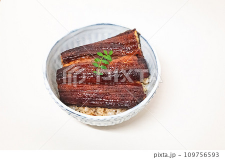 白背景のうな丼 109756593