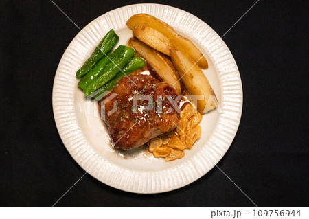 ポテトとしし唐を添えた豚ヒレソテー ポテトとしし唐を添えた豚ヒレソテー 109756944