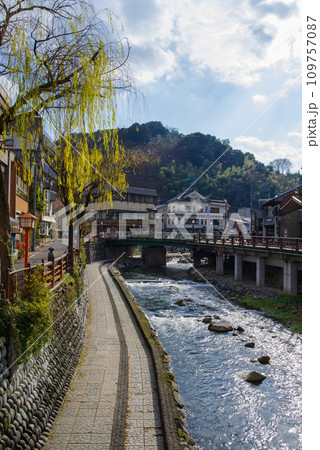 兵庫県 美方郡 新温泉町 湯村温泉 荒湯周辺の景色　2023年1月 109757087