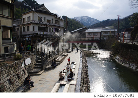 兵庫県 美方郡 新温泉町 湯村温泉 荒湯周辺の景色　2023年1月 109757093