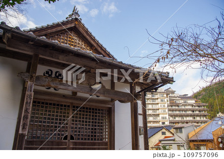 兵庫県 美方郡 新温泉町 湯村温泉 荒湯周辺の景色　2023年1月 109757096