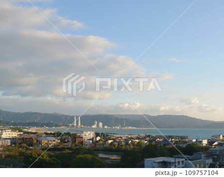 高台から見る海の風景 高台から見る海の風景 109757104