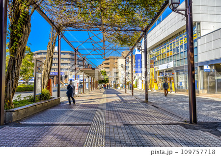 横浜市港南区の都市風景 上永谷駅 横浜市港南区の都市風景 上永谷駅 109757718