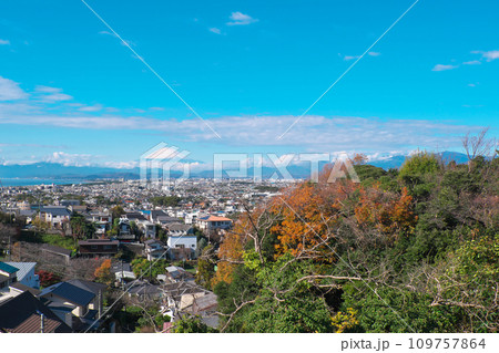 片瀬山富士見坂から秋の眺望　片瀬鵠沼の街並みと湘南の海越しの富士山や大山 109757864