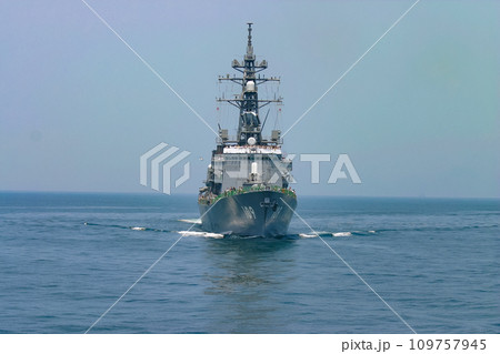 航行する海上自衛隊の護衛艦 航行する海上自衛隊の護衛艦 109757945
