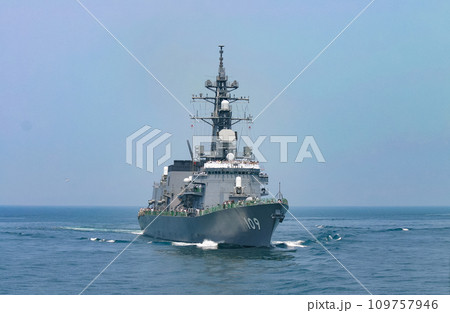 航行する海上自衛隊の護衛艦 109757946