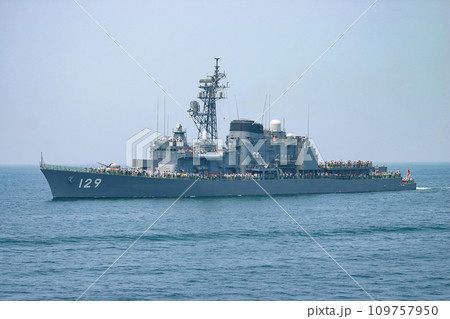 航行する海上自衛隊護衛艦 109757950