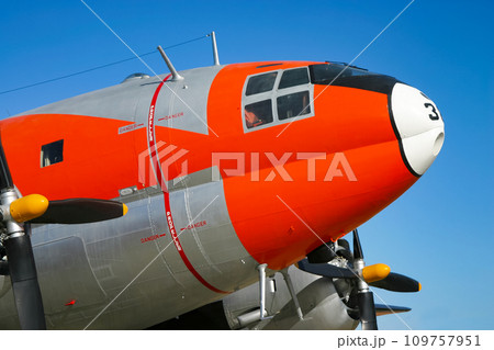用途廃止展示される航空自衛隊輸送機の機首 109757951