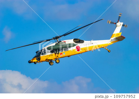 飛行展示を行う航空自衛隊の救難ヘリコプター UH-60J 飛行展示を行う航空自衛隊の救難ヘリコプター UH-60J 109757952