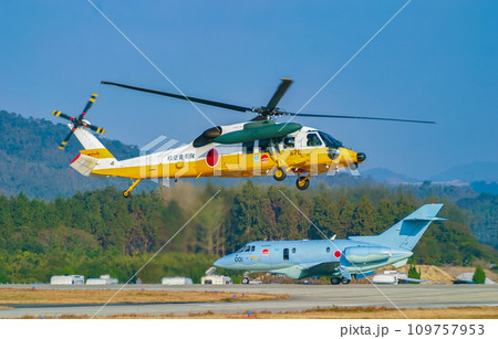 飛行展示を行う航空自衛隊の救難ヘリコプター UH-60J 109757953