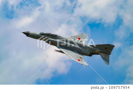 飛行展示を行う航空自衛隊の戦闘機 F-4EJ改 飛行展示を行う航空自衛隊の戦闘機 F-4EJ改 109757954