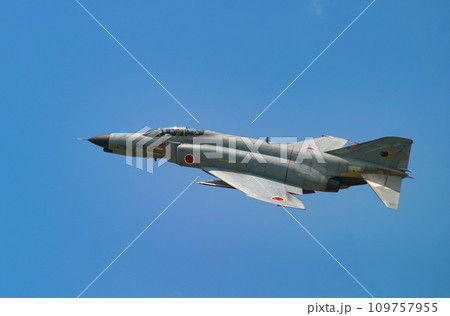 飛行展示を行う航空自衛隊の戦闘機 F-4EJ改 109757955