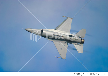 飛行展示中のアメリカ空軍の戦闘機 F-16 109757967
