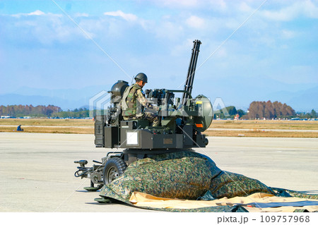 訓練展示を行う航空自衛隊の対空機関砲 VADS1改 109757968