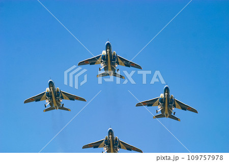 飛行展示を行う航空自衛隊のブルーインパルス 109757978