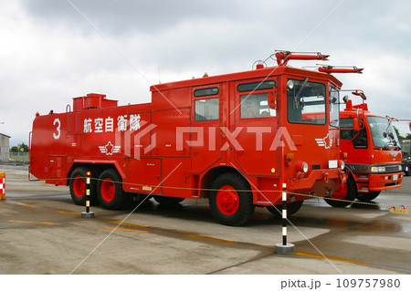 展示される航空自衛隊の化学消防車 109757980