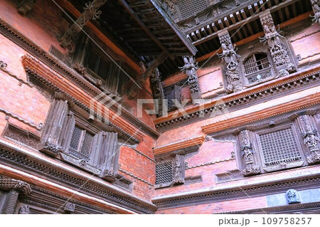 ネワール建築の特色のひとつである木彫が施された出窓 109758257