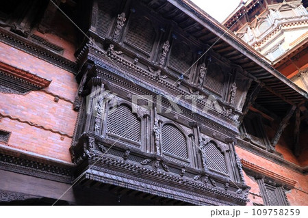 ネワール建築の特色のひとつである木彫が施された出窓 ネワール建築の特色のひとつである木彫が施された出窓 109758259