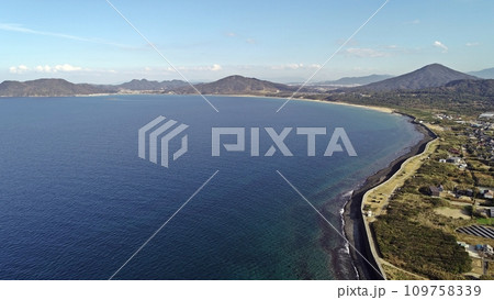 穏やかな海岸線と糸島半島の山々 穏やかな海岸線と糸島半島の山々 109758339