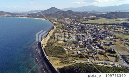 穏やかな海岸線に市街地と糸島半島の山々 109758340