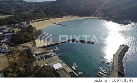 穏やかな芥屋海水浴場と漁港 109758348